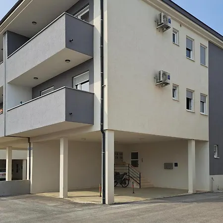 Amazing In With Kitchen Apartment *